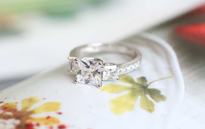 Jeulia Three Stone Princess Cut Created White Sapphire Engagement Ring