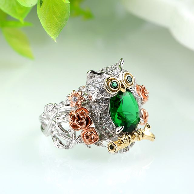 Jeulia Three Tone Flower Oval Cut Created Emerald Owl Ring