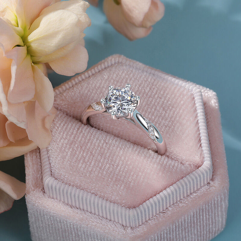 Solitaire Ring vs. Cluster Ring